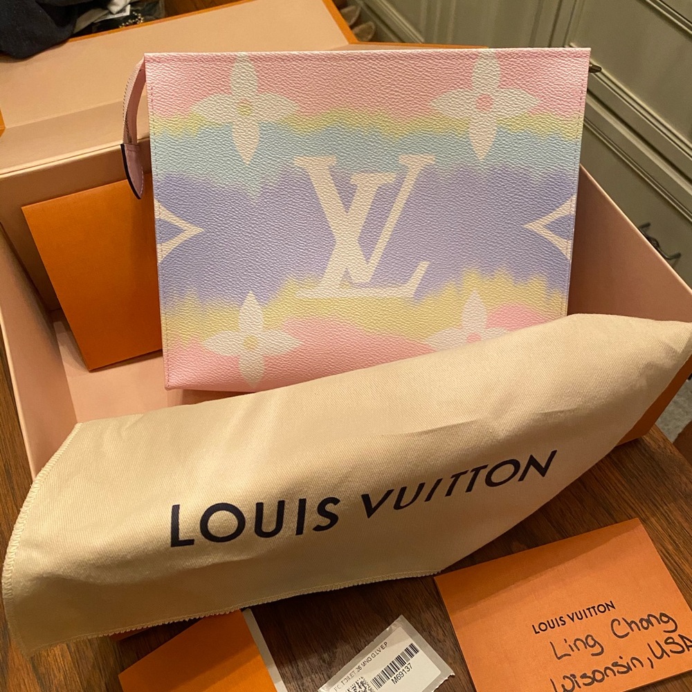 Louis Vuitton Pastel Escale Toiletry 26